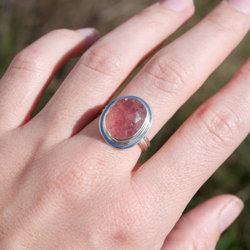 Bague ovale pierre facettée en Quartz strawberry monture double argent T55