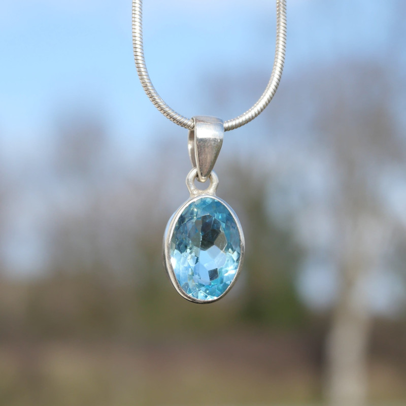 Pendentif ovale pierre Topaze bleue et argent