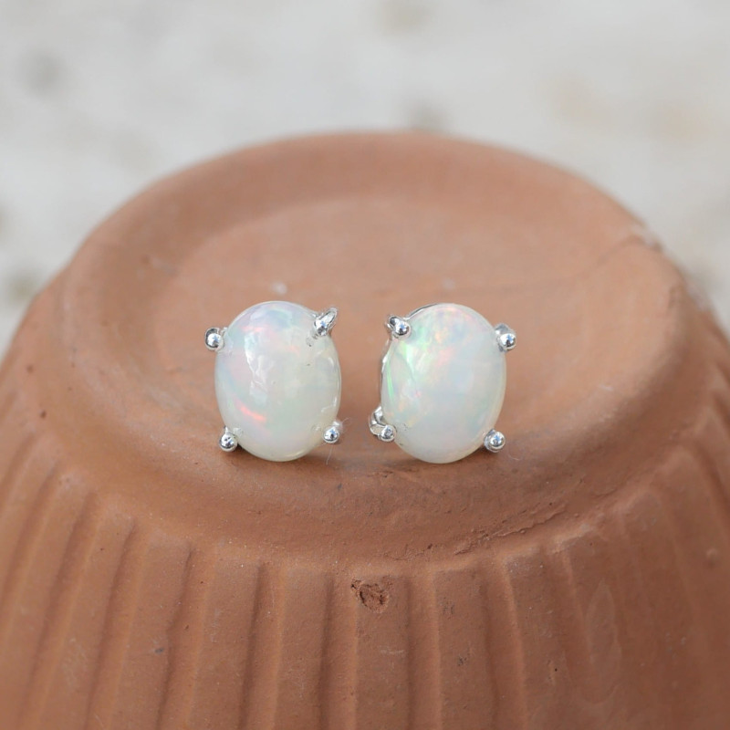 Boucles puces en argent et pierre ovale griffée Opale d'Ethiopie