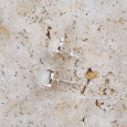 Boucles puces en argent et pierre ovale griffée Opale d'Ethiopie
