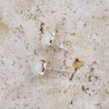 Petites boucles puces en argent et pierre Opale d'Ethiopie griffée