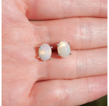 Boucles puces en argent et pierre ovale griffée Opale d'Ethiopie