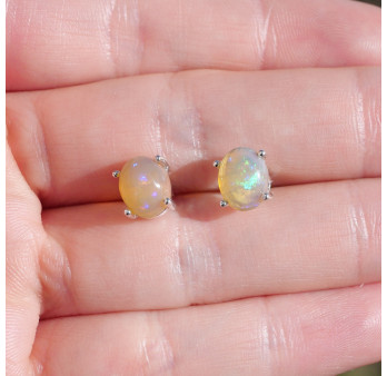 Boucles puces en argent et pierre ovale griffée Opale d'Ethiopie