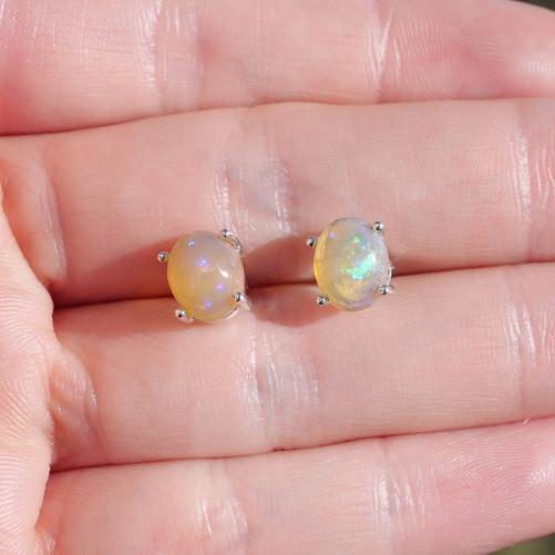Boucles puces en argent et pierre ovale griffée Opale d'Ethiopie