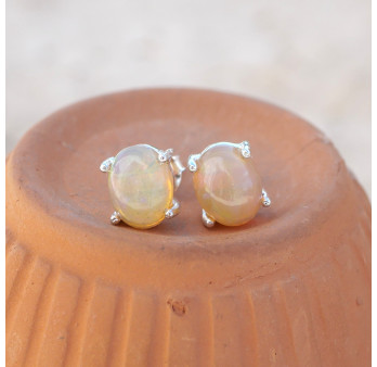 Boucles puces en argent et pierre ovale griffée Opale d'Ethiopie
