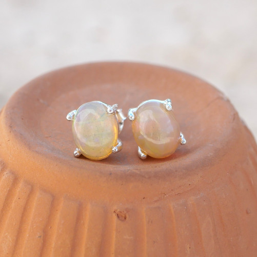Boucles puces en argent et pierre ovale griffée Opale d'Ethiopie
