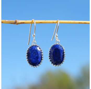 Boucles ovales en Lapis lazuli facettée et griffes en argent