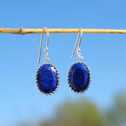 Boucles ovales en Lapis lazuli facettée et griffes en argent