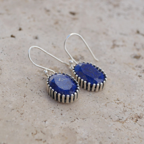 Boucles ovales en Lapis lazuli facettée et griffes en argent