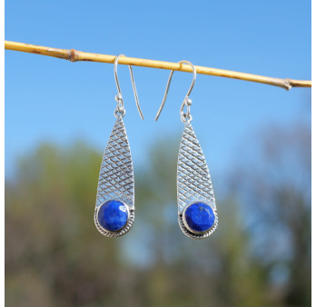 Longues boucles gouttes argent strié et pierre Lapis lazuli