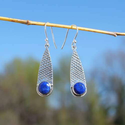 Longues boucles gouttes argent strié et pierre Lapis lazuli