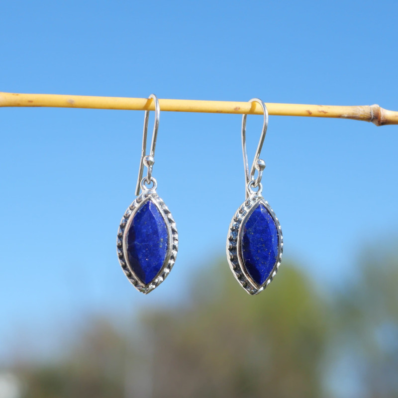 Boucles d'oreilles navettes argent ciselé et Lapis lazuli facetté