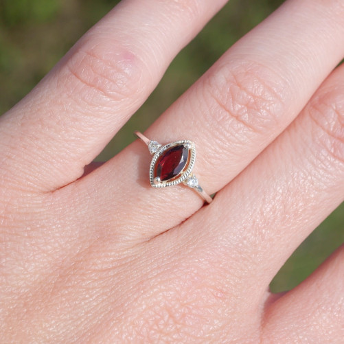 Bague fine argent pierre marquise griffée Grenat T49/52/55/57