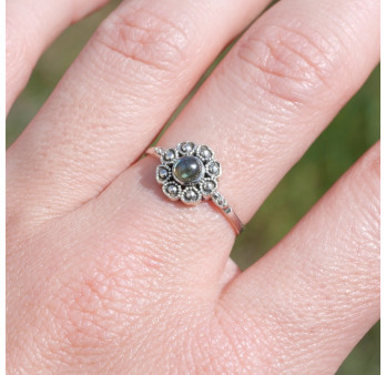 Petite bague fleur argent et pierre ronde Labradorite T57