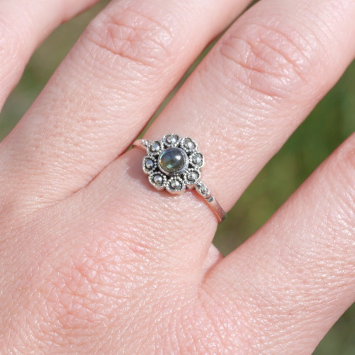 Petite bague fleur argent et pierre ronde Labradorite T57