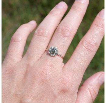 Petite bague fleur argent et pierre ronde Labradorite T57
