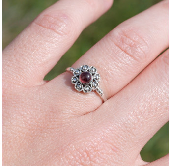 Petite bague fleur argent et pierre ronde Grenat T52
