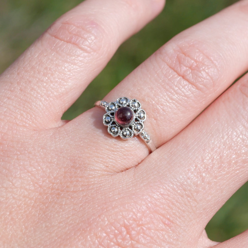 Petite bague fleur argent et pierre ronde Grenat T52