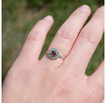 Petite bague fleur argent et pierre ronde Grenat T52