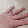 Petite bague fleur argent et pierre ronde Grenat T52