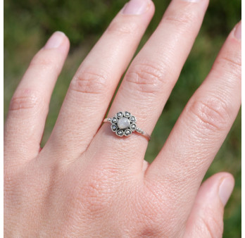 Petite bague fleur argent et pierre ronde Pierre de lune T57