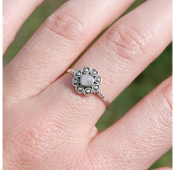 Petite bague fleur argent et pierre ronde Pierre de lune T57