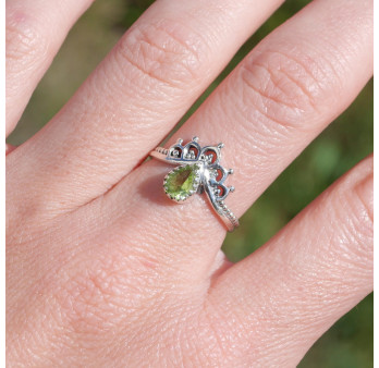 Bague fine couronne argent et petite pierre Péridot T49/56/60