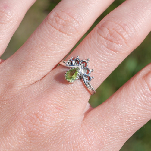 Bague fine couronne argent et petite pierre Péridot T49/56/60