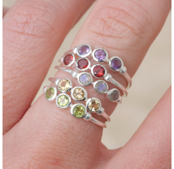 Petite bague argent et 3 petites pierres rondes en Péridot T54/57