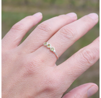 Petite bague argent et 3 petites pierres rondes en Péridot T54/57