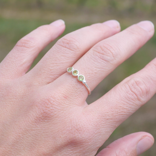 Petite bague argent et 3 petites pierres rondes en Péridot T54/57