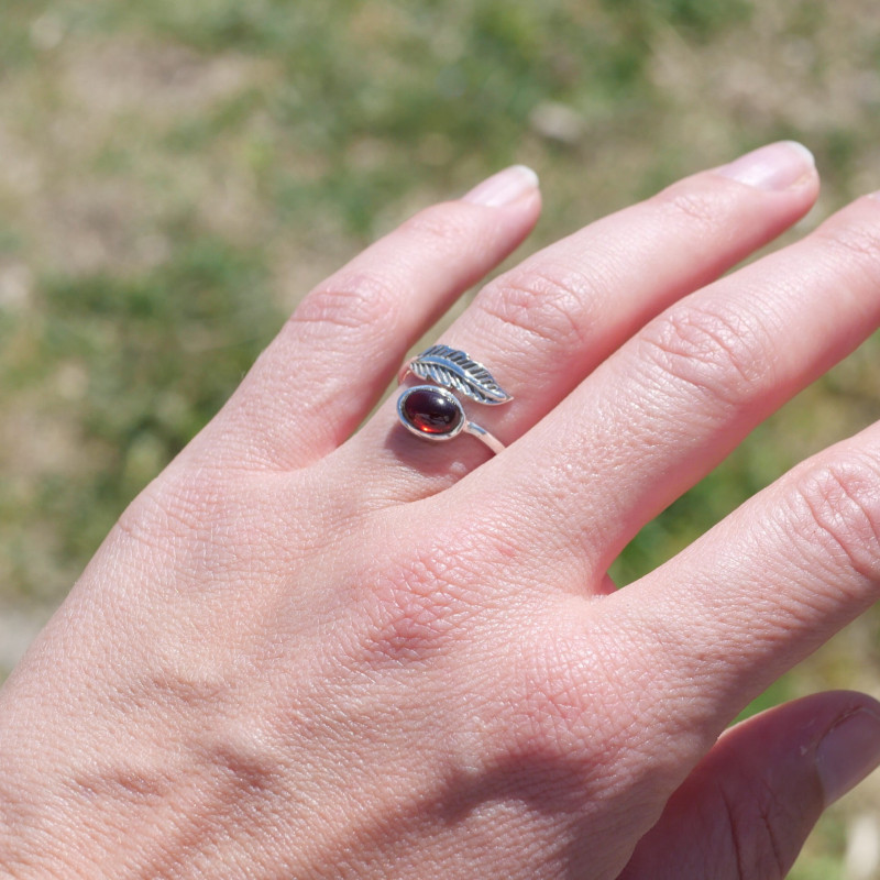 Bague plume en argent et pierre ovale Grenat T50/52/53/54/60 Bague plume en argent et pierre ovale Grenat T50/52/53/54/60