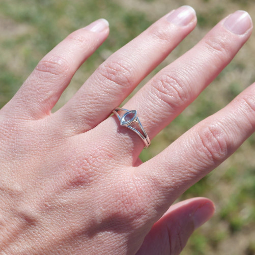 Bague pierre navette Topaze bleue anneau double en argent T56