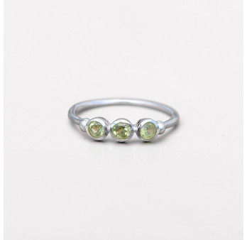 Petite bague argent et 3 petites pierres rondes en Péridot T54/57