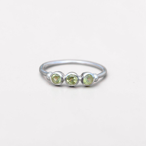 Petite bague argent et 3 petites pierres rondes en Péridot T54/57