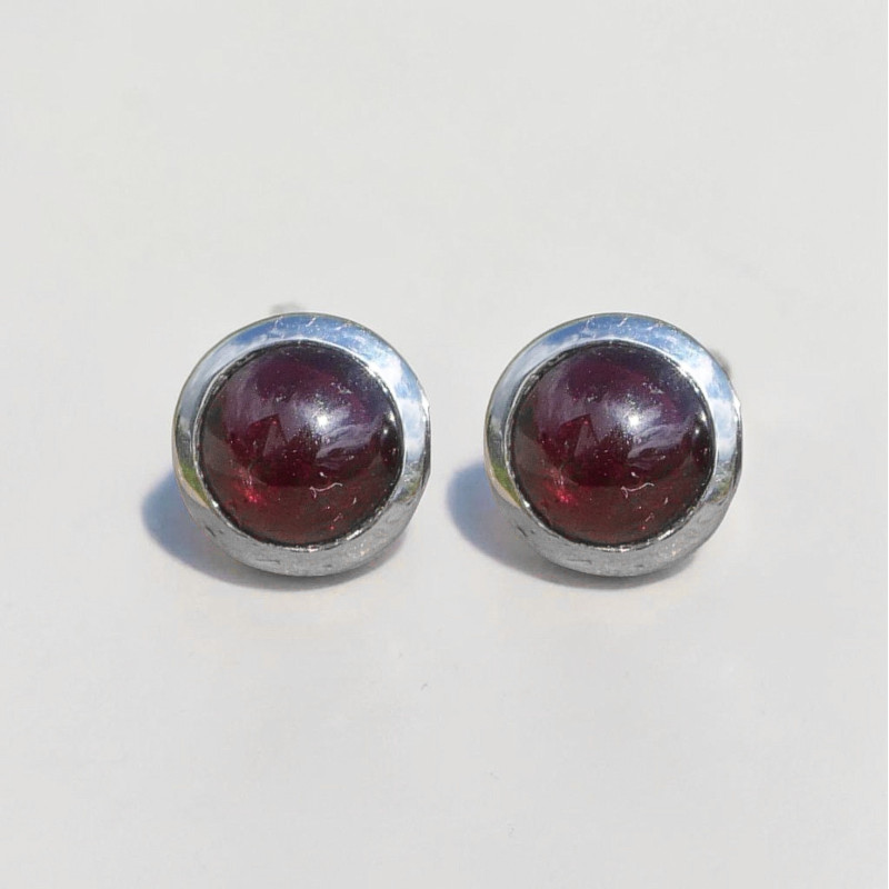 Petites boucles d'oreilles à clous en argent et en pierre Grenat ronde (rouge)