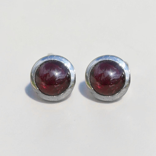Petites boucles d'oreilles à clous en argent et en pierre Grenat ronde (rouge)