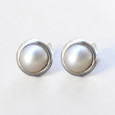 Petites boucles d'oreilles à clous en argent et en Perle de culture (blanc) Petites boucles d'oreilles à clous en argent et en Perle de culture (blanc)