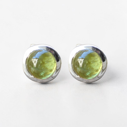 Petites boucles d'oreilles à clous en argent et en pierre Péridot ronde