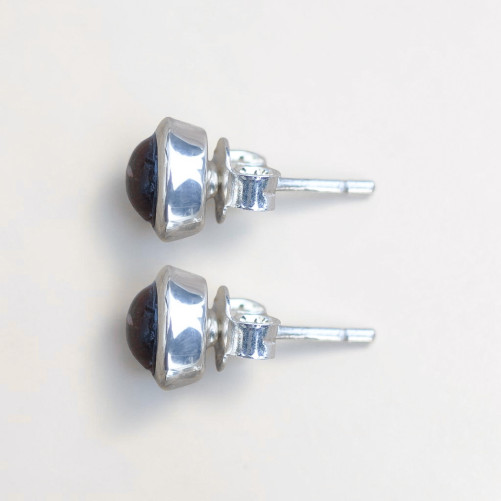 Petites boucles d'oreilles à clous en argent et en pierre Lapis lazuli ronde (bleu)