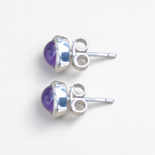 Petites boucles d'oreilles à clous en argent et en pierre Améthyste ronde