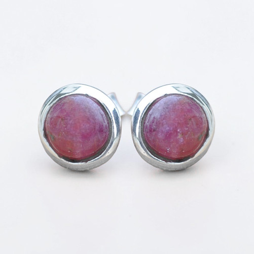 Petites boucles d'oreilles à clous en argent et en pierre Rubis ronde