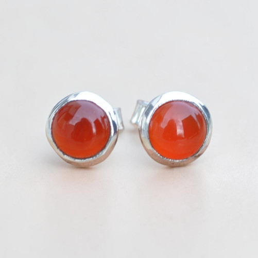 Petites boucles d'oreilles à clous en argent et en pierre Cornaline ronde (orange)
