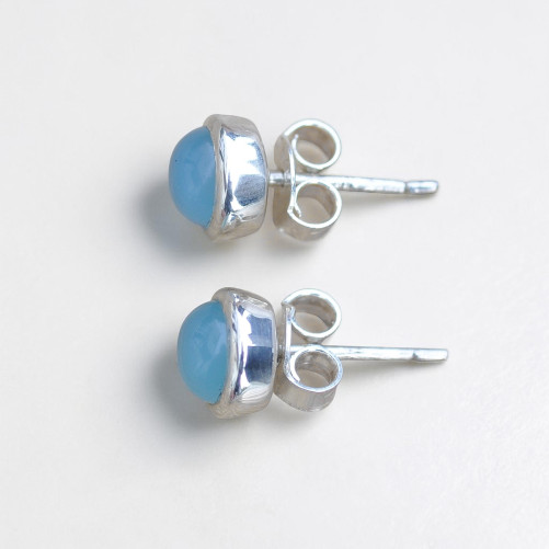 Petites boucles d'oreilles à clous argent et en pierre en Calcédoine (bleu)