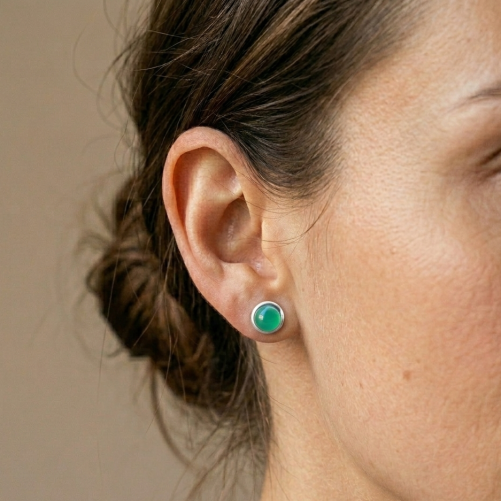 Petites boucles d'oreilles à clous en argent et en pierre Agate verte ronde (vert)