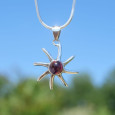 Pendentif soleil argent et pierre Grenat ronde Pendentif soleil argent et pierre Grenat ronde