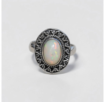 Bague ovale en argent ciselé et pierre Opale blanche (blanc) T57