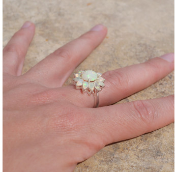 Bague fleur en argent et 13 pierres en Opale d'Ethiopie T57