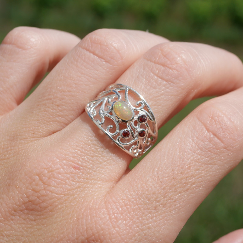Bague large ajourée argent pierre Opale et Grenat T53/56/59 Bague large ajourée argent pierre Opale et Grenat T53/56/59