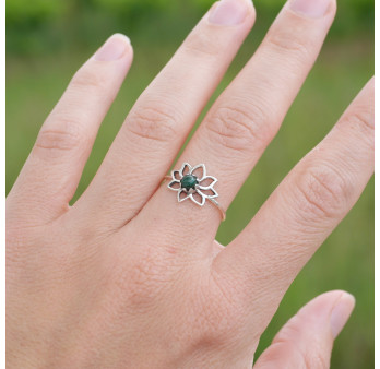 Petite bague fleur de lotus et pierre Malachite T52/56/59